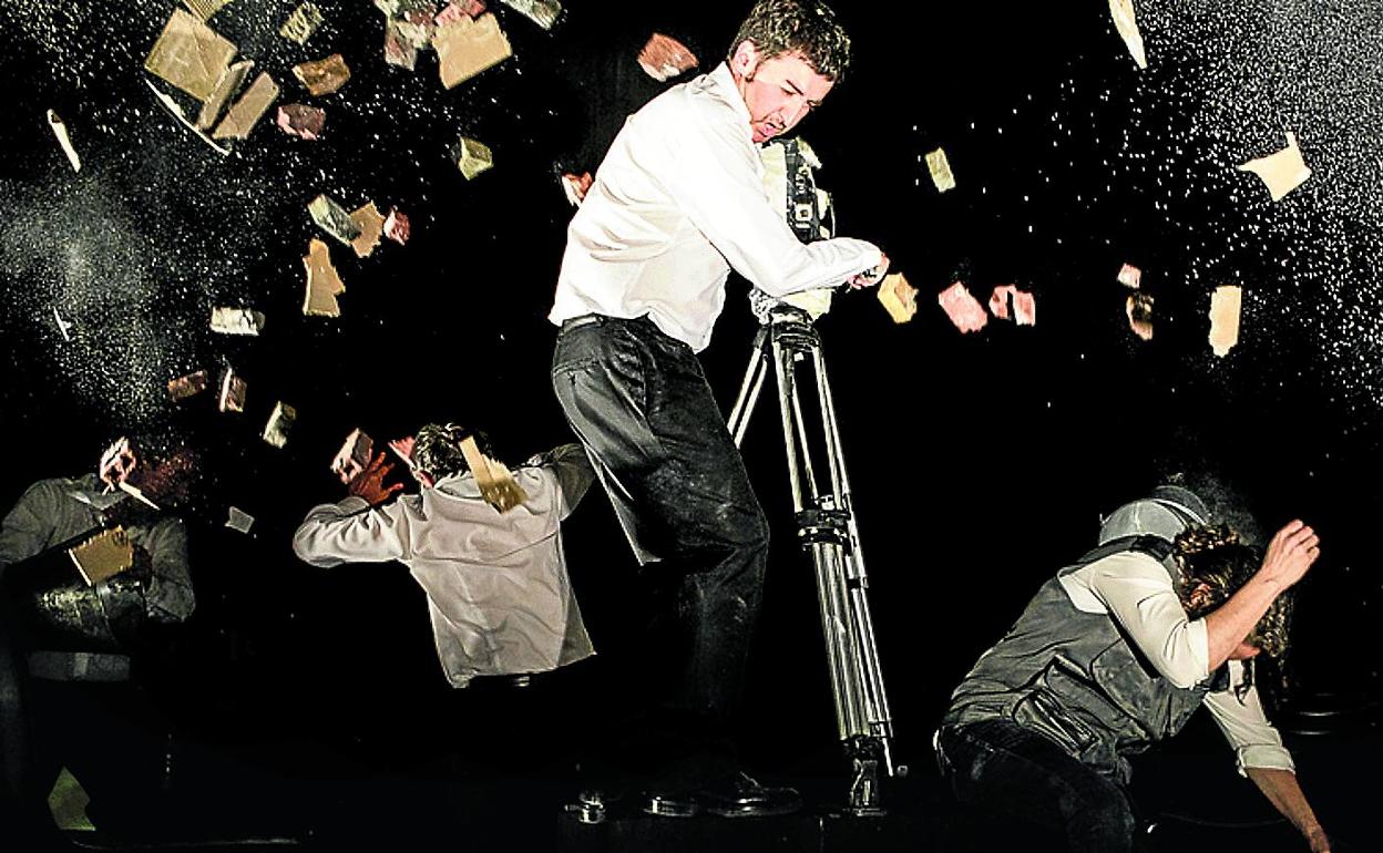 Escena de la segunda parte, 'La tormenta y la guerra', que recrea los bombardeos sobre Irak. 