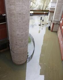 Imagen secundaria 2 - Un vecino de Abetxuko en uno de los portales inundados. Abajo, la familia de Hamed se ha quedado hoy en casa. Estampa de un patio del barrio colapsado por la ríada. 