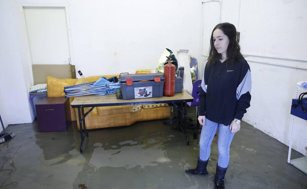 Victoria observa desolada cómo el agua ha anegado su lonja en la calle La Presa de Abetxuko. 