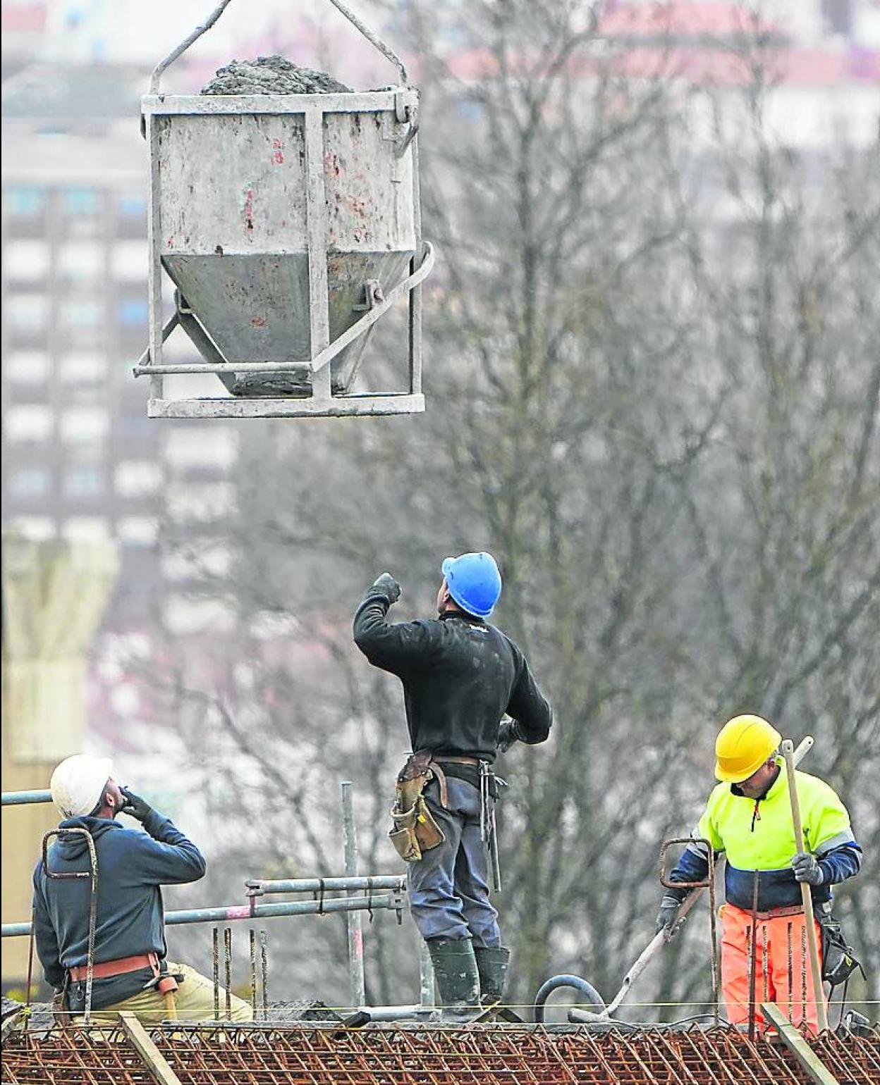 Trabajadores de la construcción en una obra en Portugalete. 