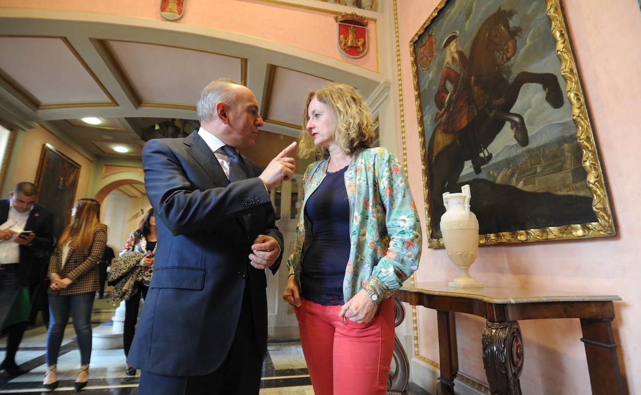 El diputado general, Ramiro González (PNV), y la portavoz del PSE, Cristina González.