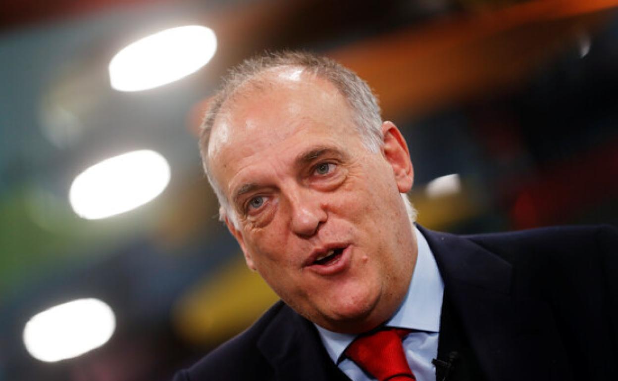 Javier Tebas, presidente de LaLiga, sonriente. 