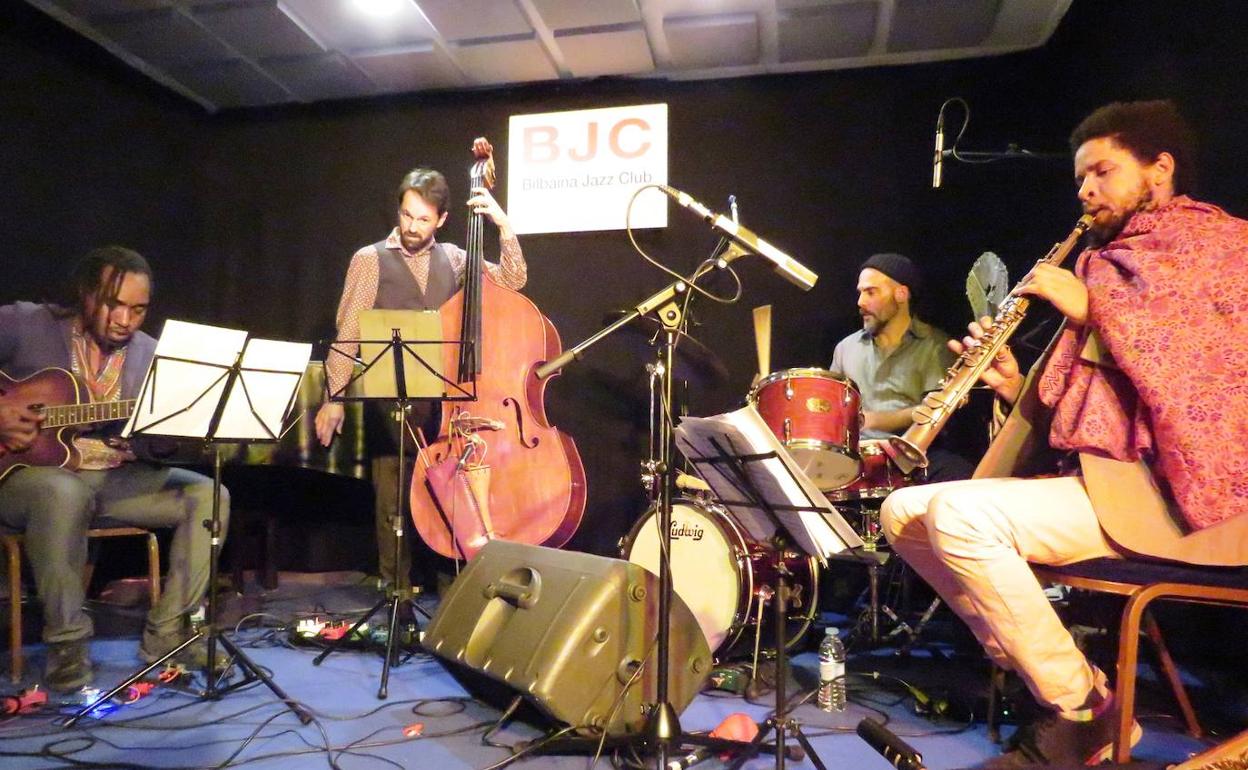 Yarel Hernández, Pablo Martín Caminero, Borja Barrueta y Ariel Brínguez tocando 'Campana interior'. 