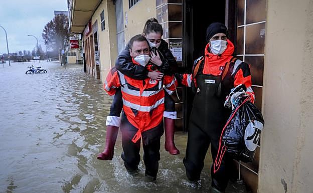 Imagen principal - «El río nunca podrá contener caudales tan extraordinarios como estos»