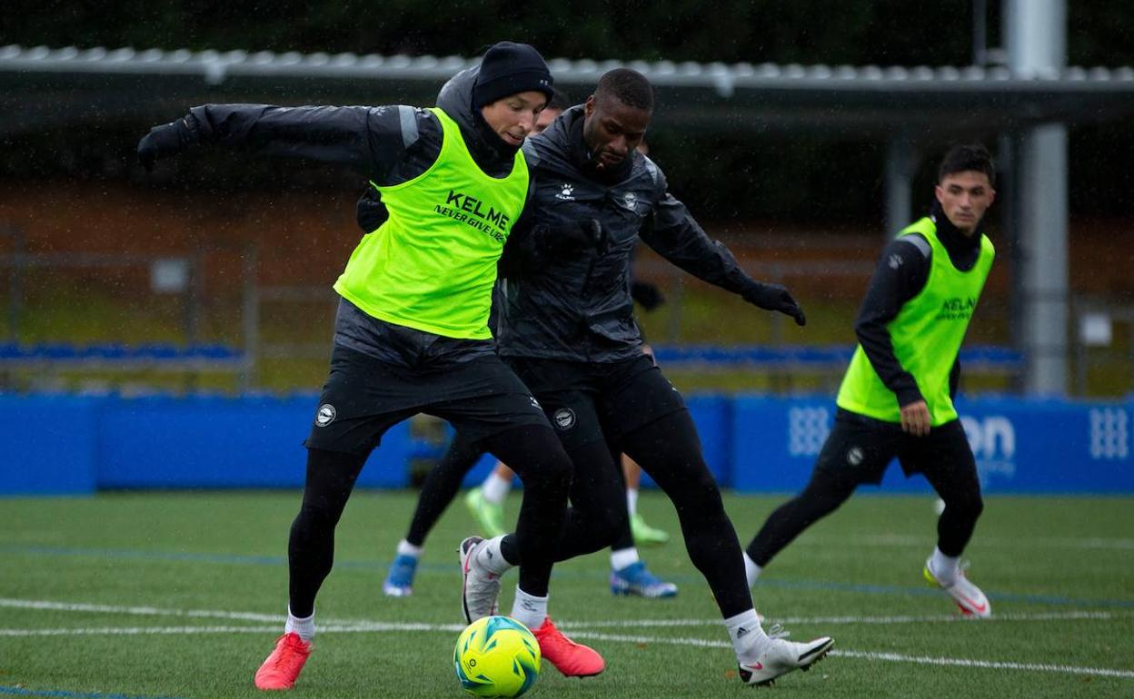 Pina protege el balón ante Sylla en un entrenamiento. 