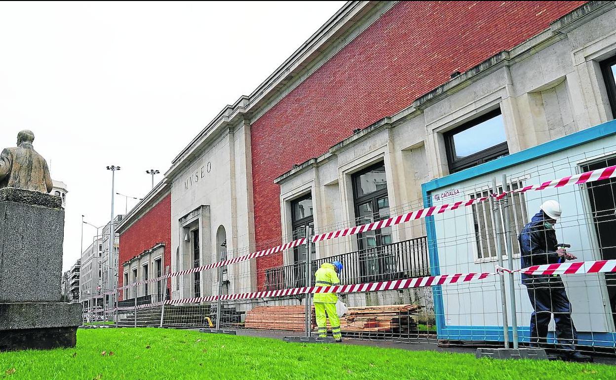 Operarios colocaron ayer el vallado de seguridad y las casetas de obra ante la fachada principal del museo. 