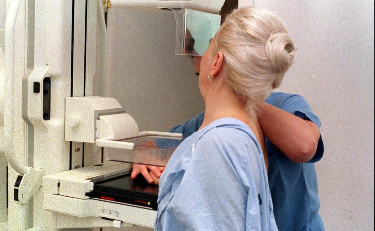 Una mujer realiza una mamografía en un hospital. 