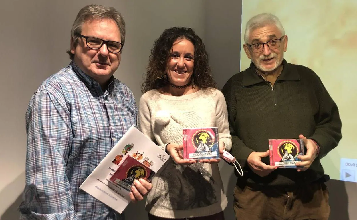 Juanma Sáez, Arrate Laserna y Jesús Mari Alegría, Pinttu, en la presentación de 'Escuchando a África', de Músicos Sin Fronteras.