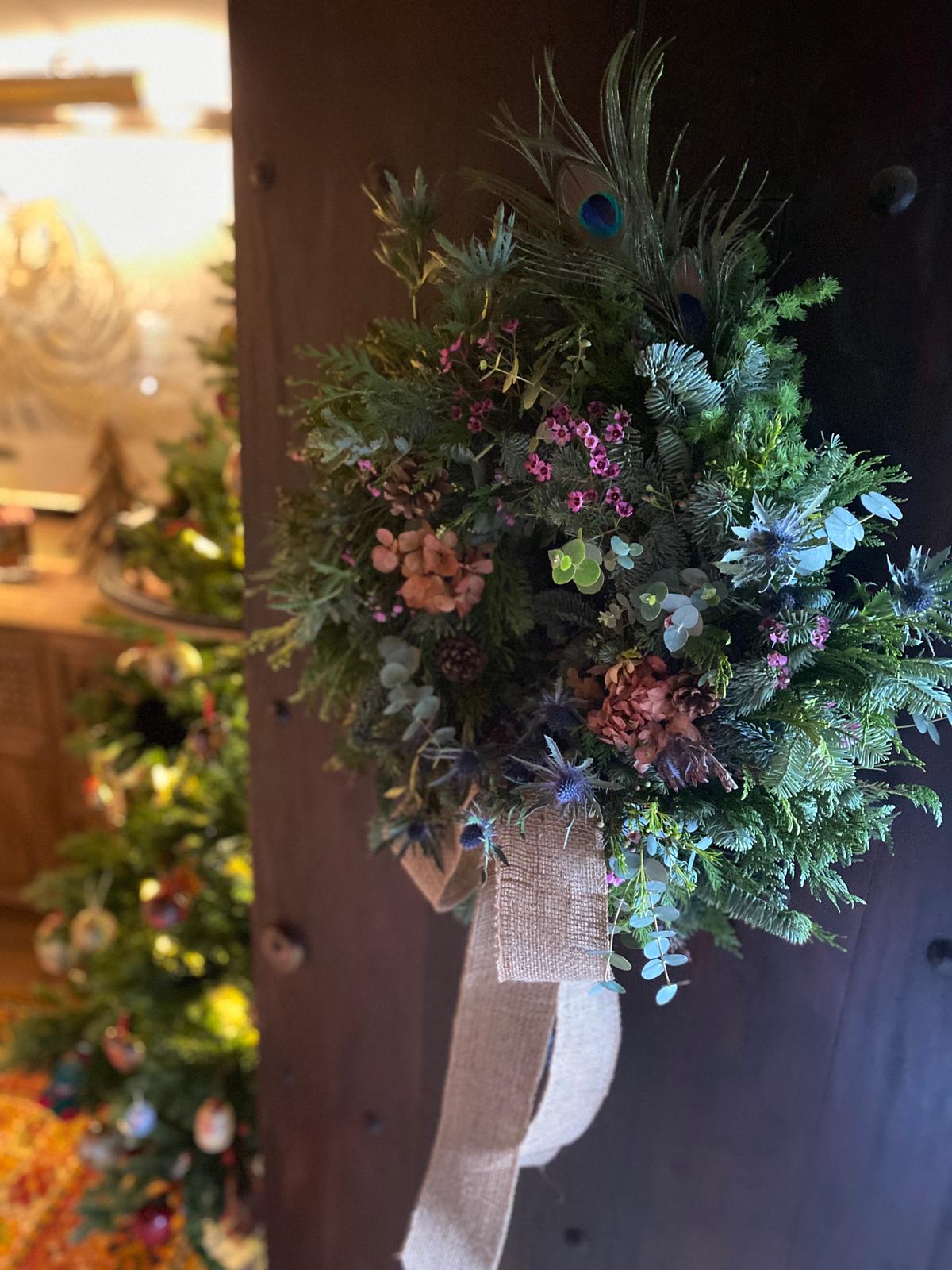 Fotos: Las claves de una florista de Artaza para hacer una corona de Navidad paso a paso