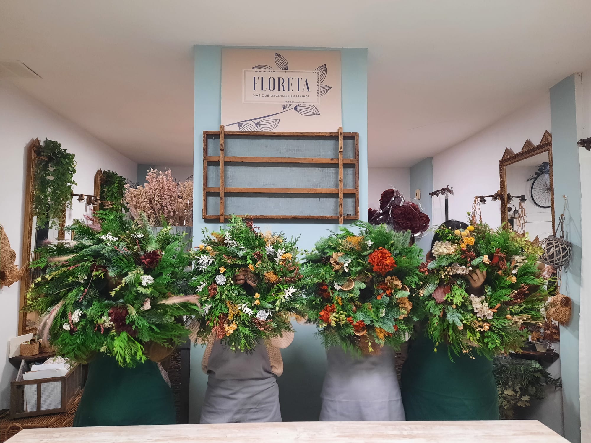 Fotos: Las claves de una florista de Artaza para hacer una corona de Navidad paso a paso