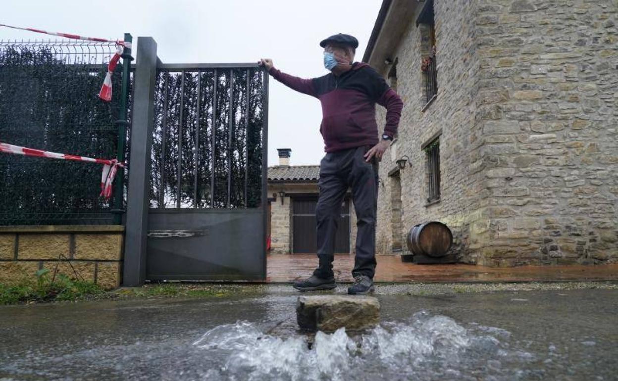 Alfredo Armentia, en la puerta de su casa en Asteguieta, confía en que pare de llover. 