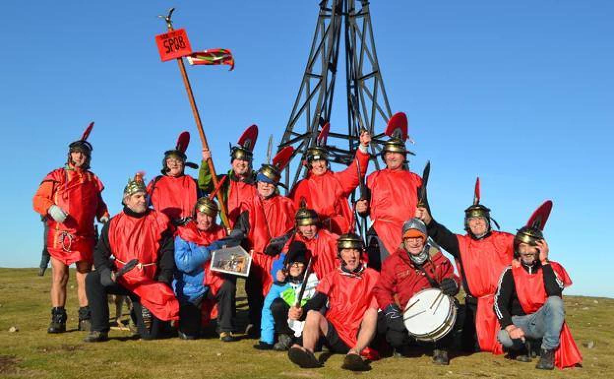 Los aguerridos legionarios muestran el nacimiento, en 2019, a los pies de la cruz. 