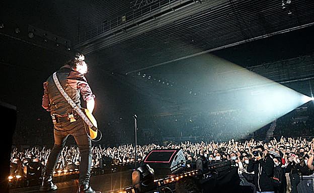 Uno de los guitarristas asomándose al provocador. 