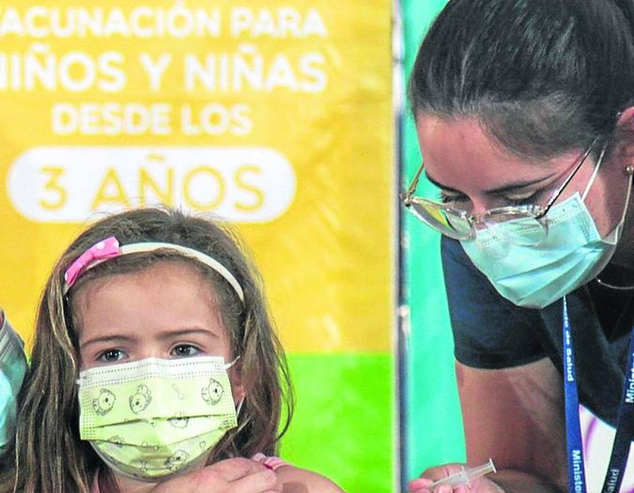 Un niño es inmunizado en Chile con una vacuna infantil contra el covid. 