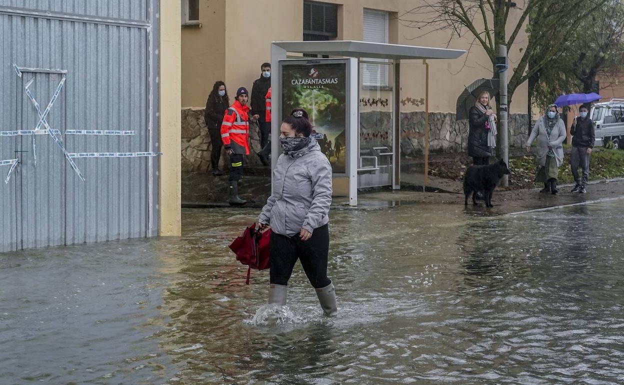 La nieve, el deshielo, las lluvias y el desembalse han favorecido las inundaciones en varios puntos de Álava. 