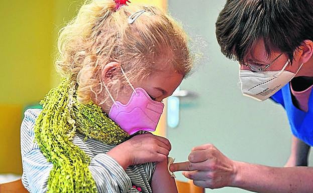 Los niños reciben una veintena de vacunas hasta los 16 años