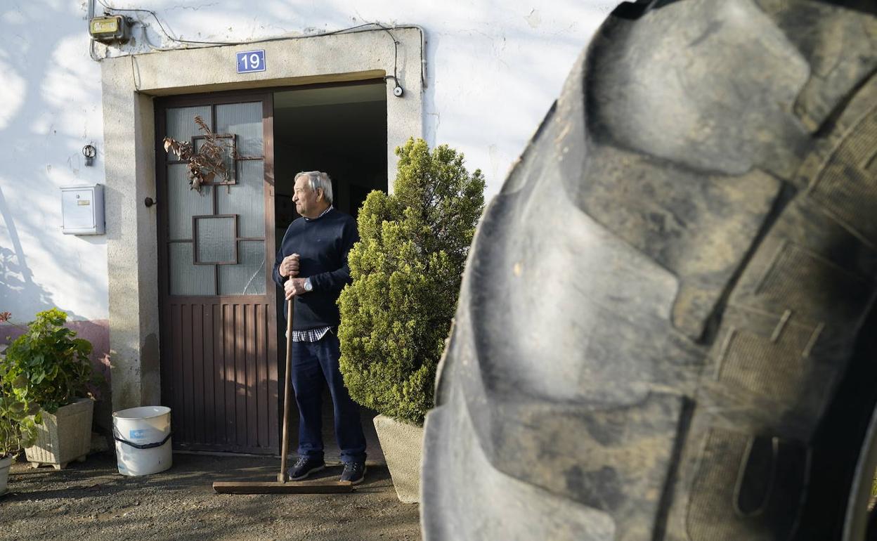 Ignacio Zugazua culmina los trabajos de limpieza en su caserío de Asteguieta tras la riada. 