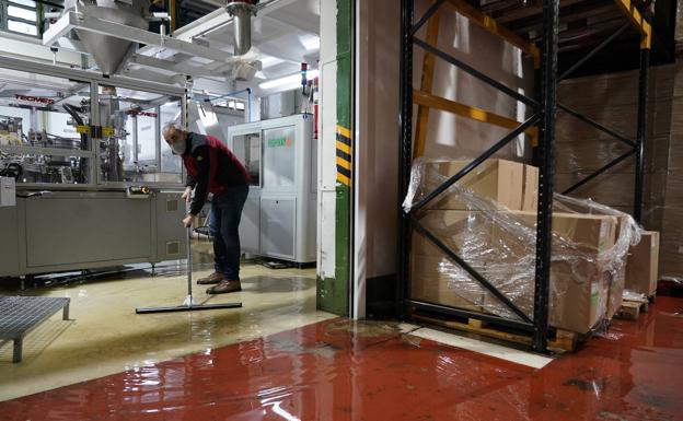 Un operario de Café Fortaleza adecenta las instalaciones de esta planta ubicada en Portal de Gamarra. 