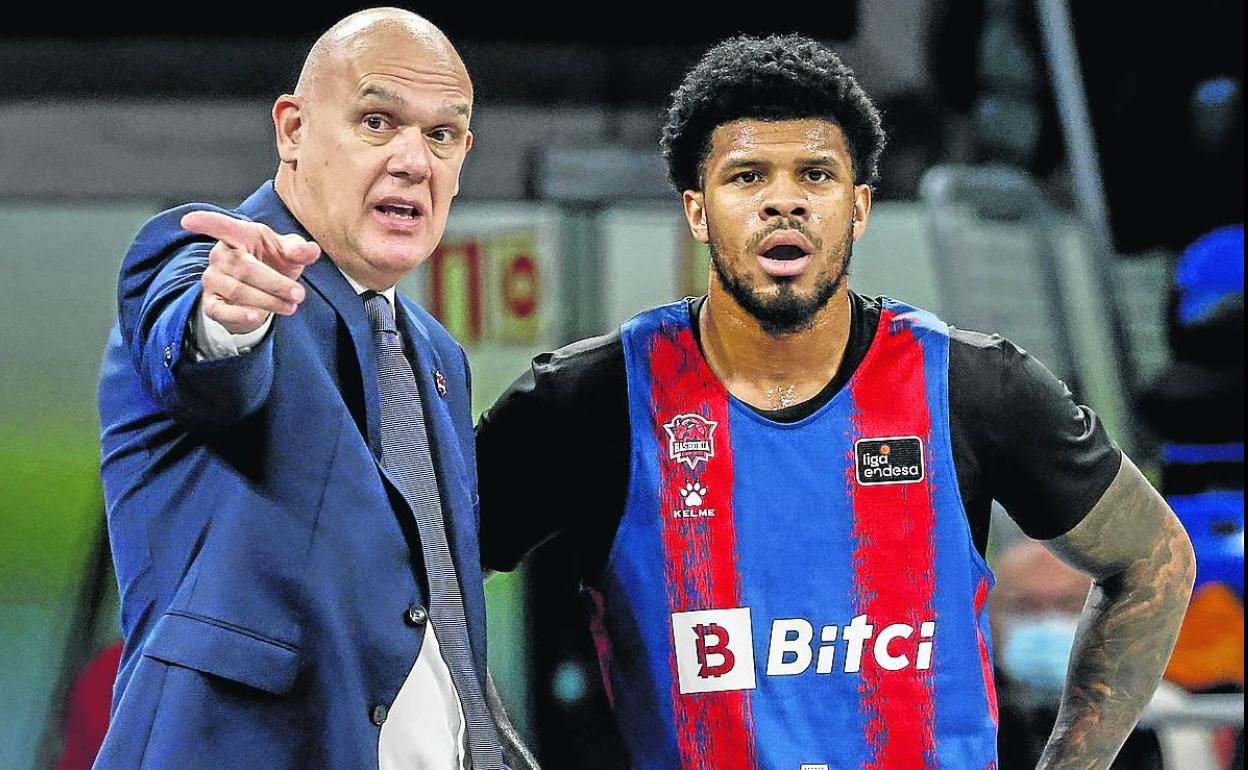 Neven Spahija imparte órdenes a Lamar Peters antes de saltar a cancha. 