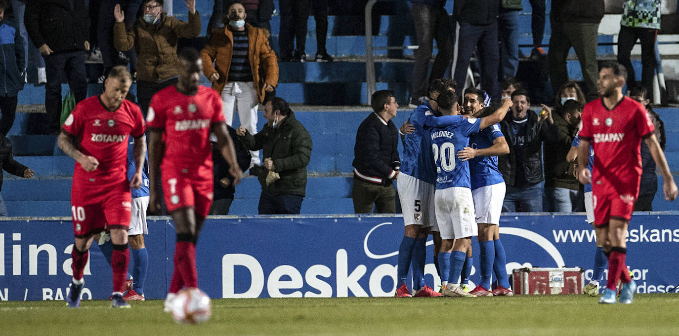 Fotos: Las mejores imágenes del Linares - Alavés