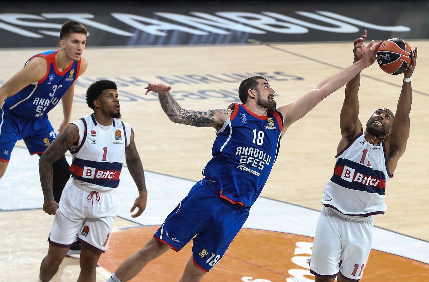 Fotos: Las mejores imágenes del Anadolu Efes - Baskonia