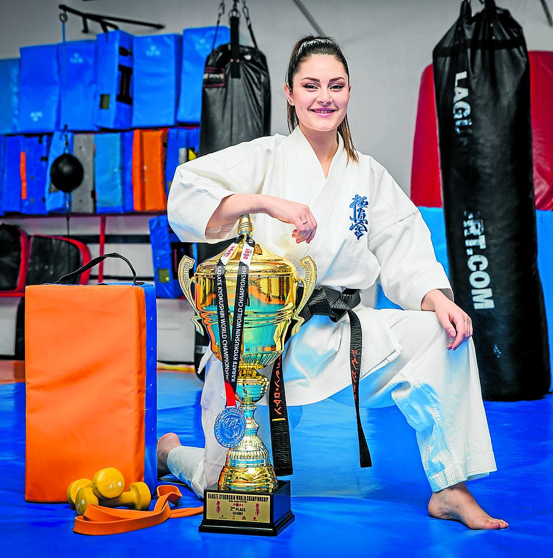 Oihane Sánchez muestra la medalla de plata lograda en el pasado Mundial de Cracovia.