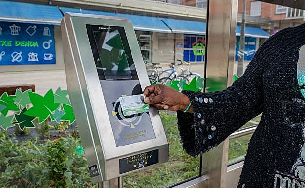 El billete o la tarjeta BAT se cancelan en la propia marquesina, igual que en el tranvía.