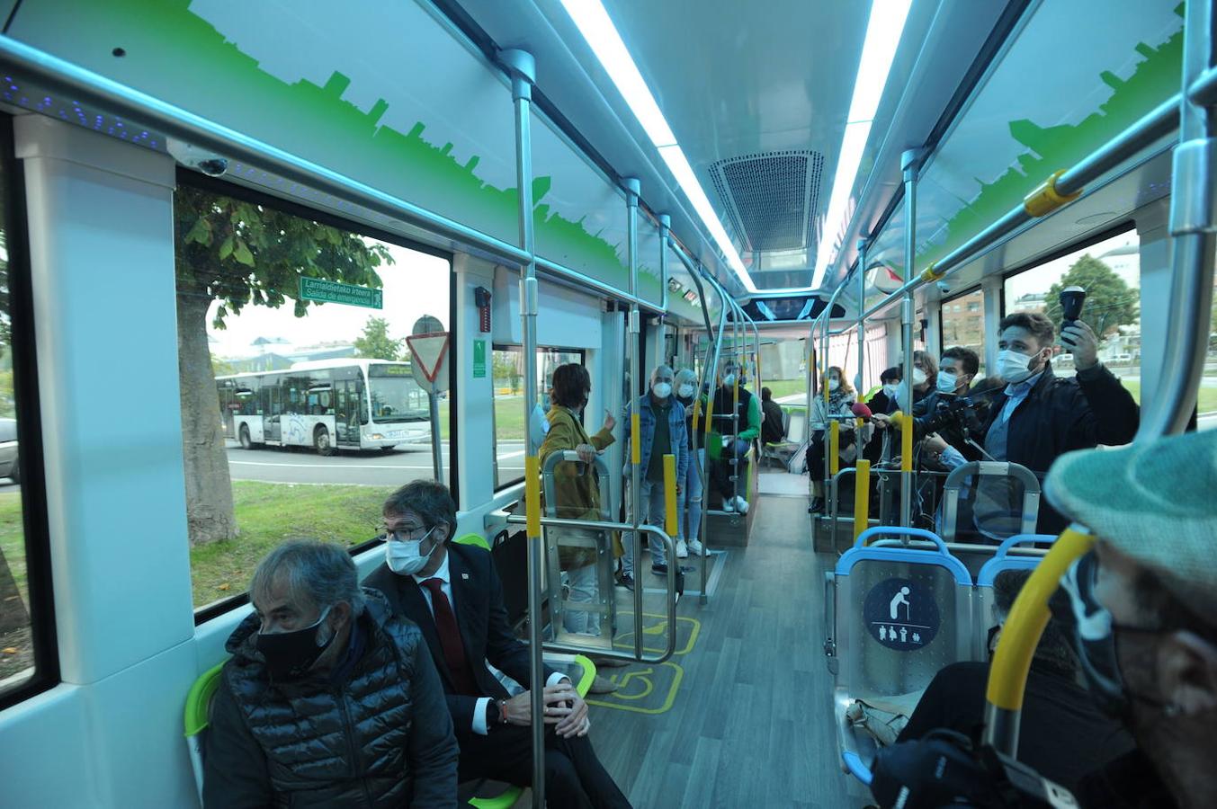 Interior del BEI con pasajeros a bordo.