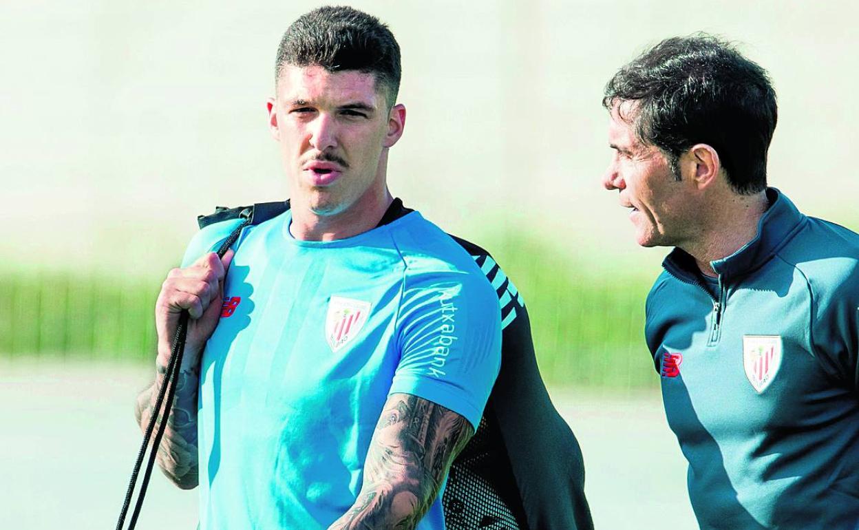 Ander Capa y Marcelino charlan en un entrenamiento. 
