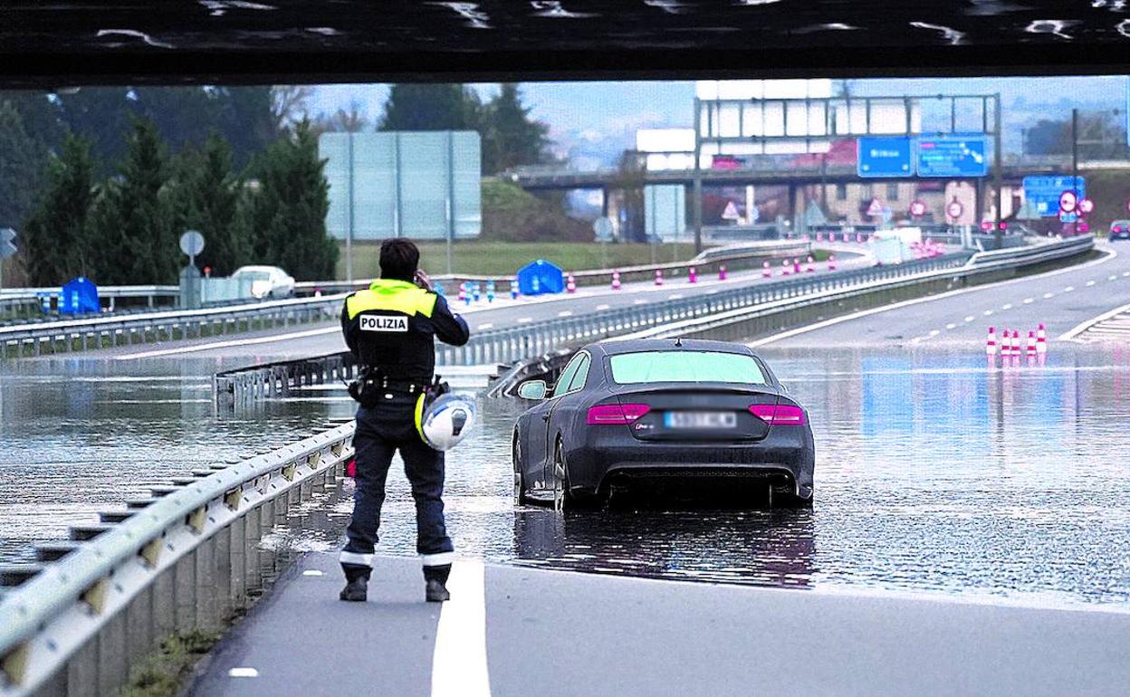 El acceso a la autovía a Bilbao permaneció cerrada desde el viernes hasta la noche del domingo. 