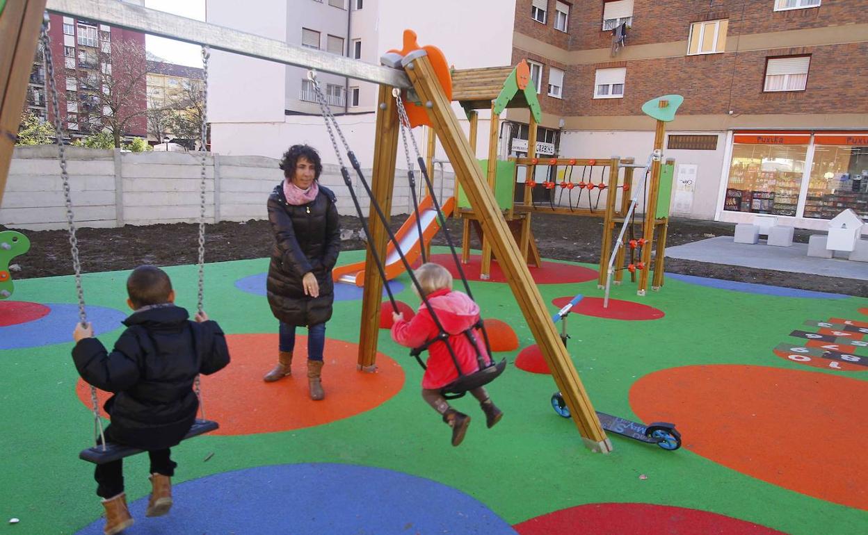 Niños juegan en un parque infantil. 