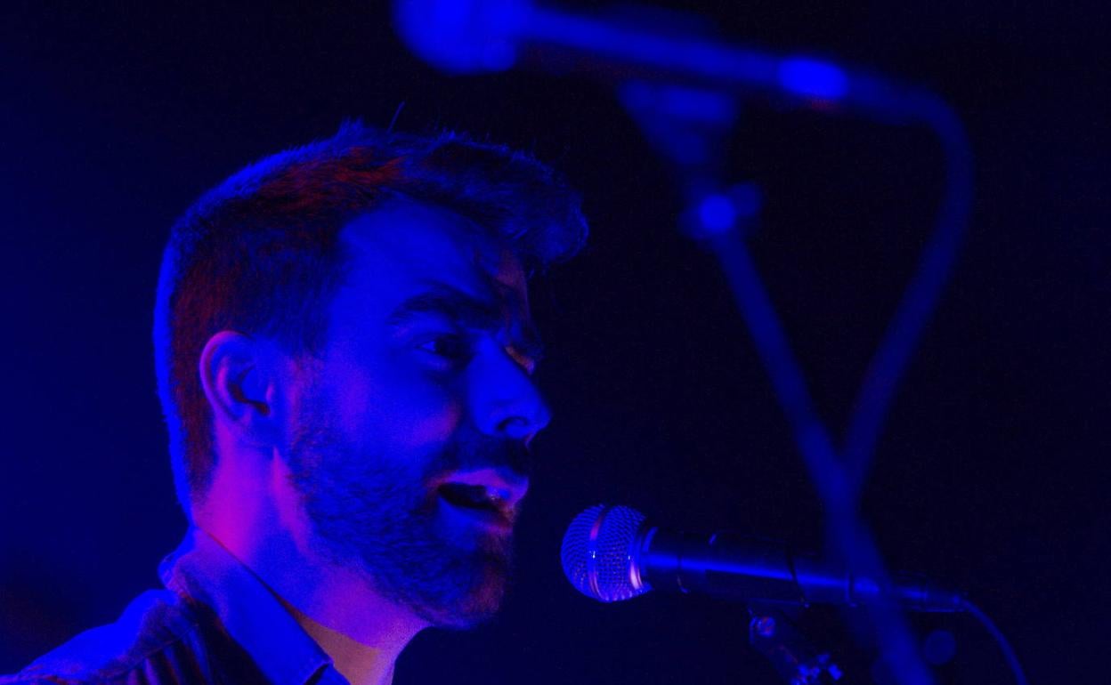 El cantante y guitarrista Alberto Anaut, que vuelve el sábado a la capital alavesa como parte del súper grupo Combo Paradiso.