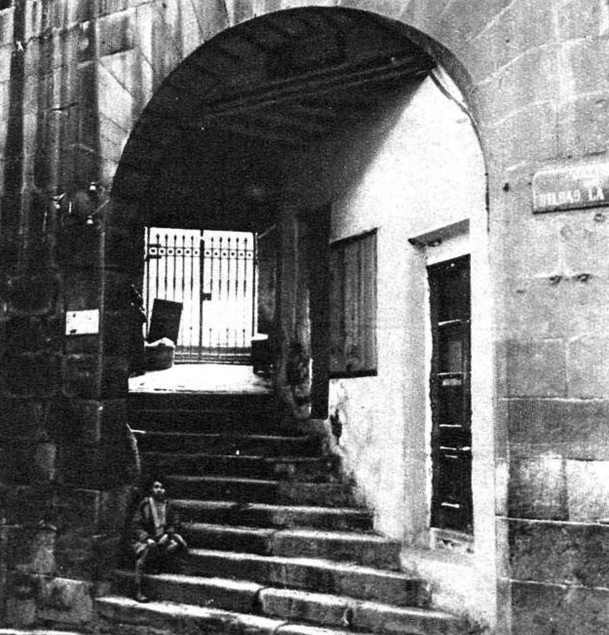 El arco de Bilbao la Vieja en los años 20 del siglo pasado.