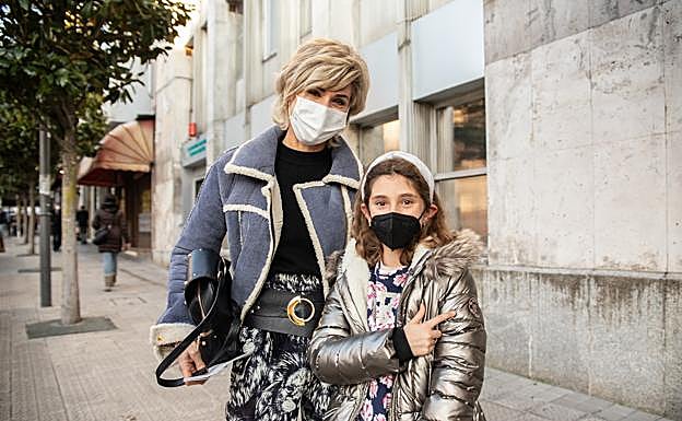 Laura, junto a su hija Leire, a la salida del centro de salud de Deusto.