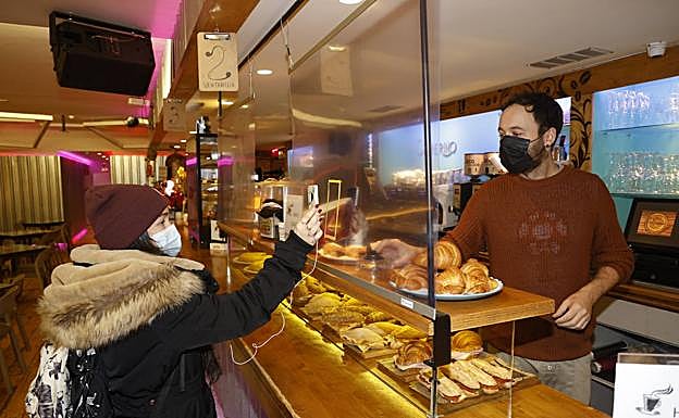 Jonathan Mendia comprueba el código QR.