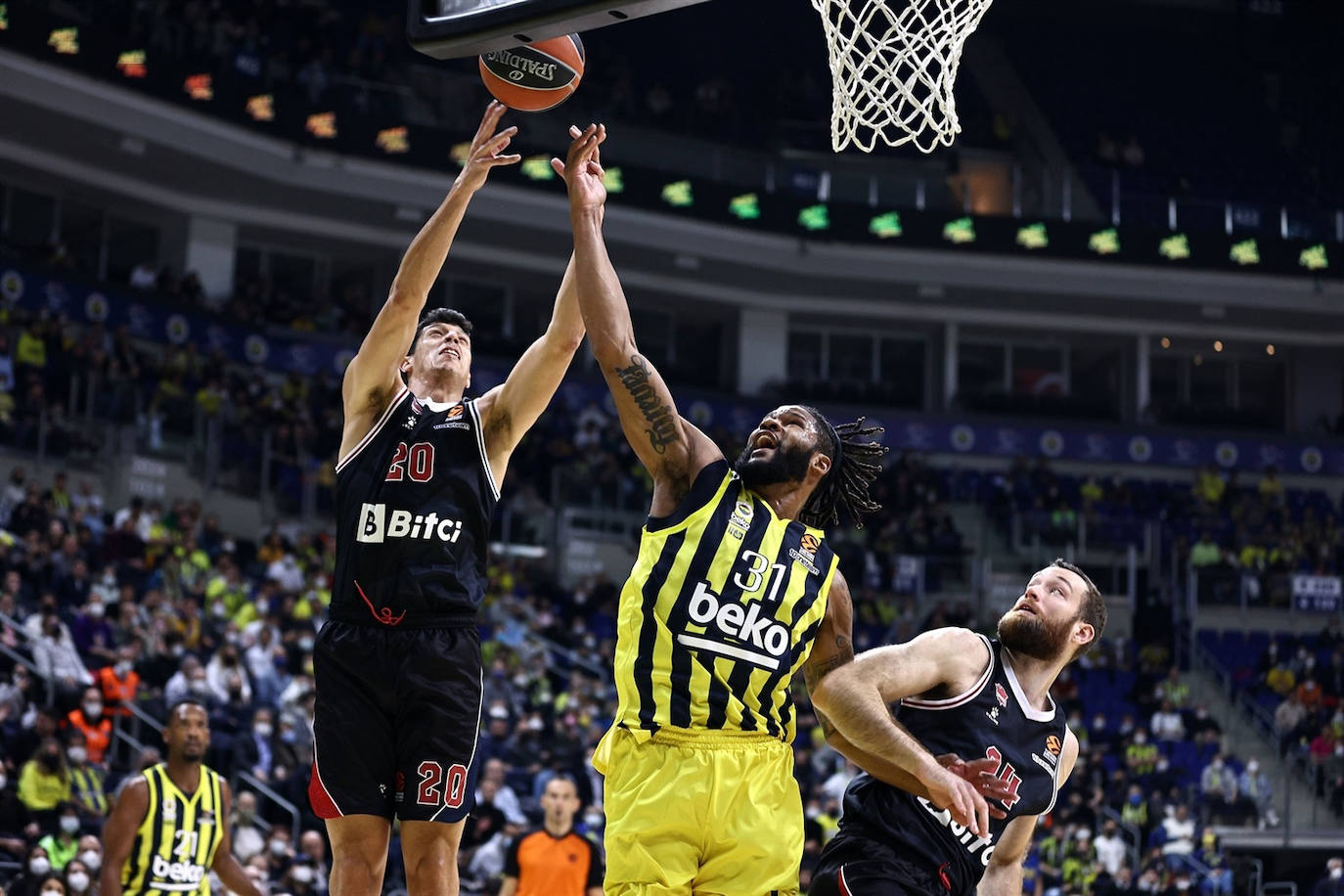 Fotos: Las mejores imágenes del Fenerbahce - Baskonia