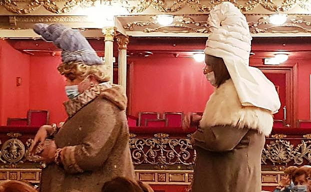 Maruri y Santamarina apareciendo por el pasillo del Arriaga.