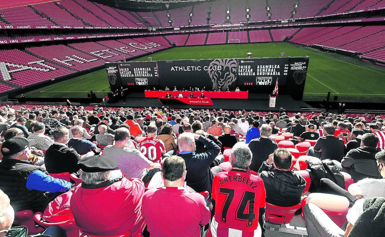 Socios compromisarios en la asamblea celebrada el pasado mes de octubre en San Mamés. 