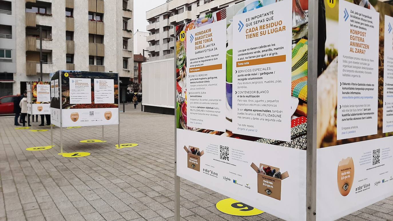 Paneles informativos instalados en la plaza Santa Bárbara de Vitoria, junto al mercado de productos ecológicos. 