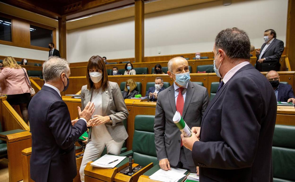 Urkullu, Mendia, Erkoreka e Iturgaiz conversan al inicio del pleno de control en el Parlamento vasco. 