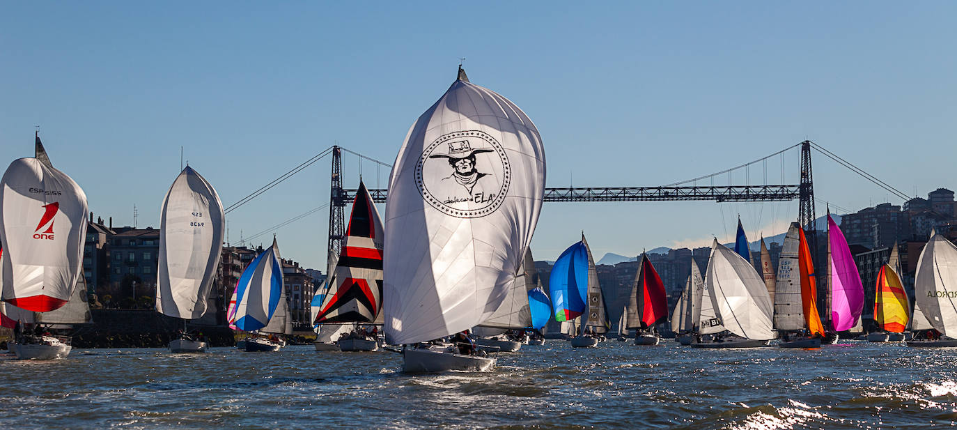 Fotos: La magia de la Regata del Gallo vuelve al Puente Colgante