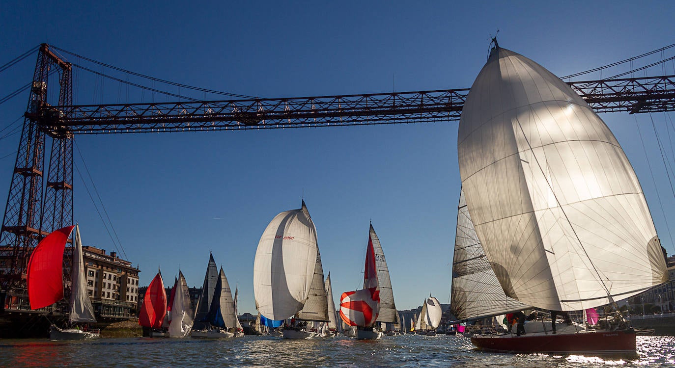 Fotos: La magia de la Regata del Gallo vuelve al Puente Colgante