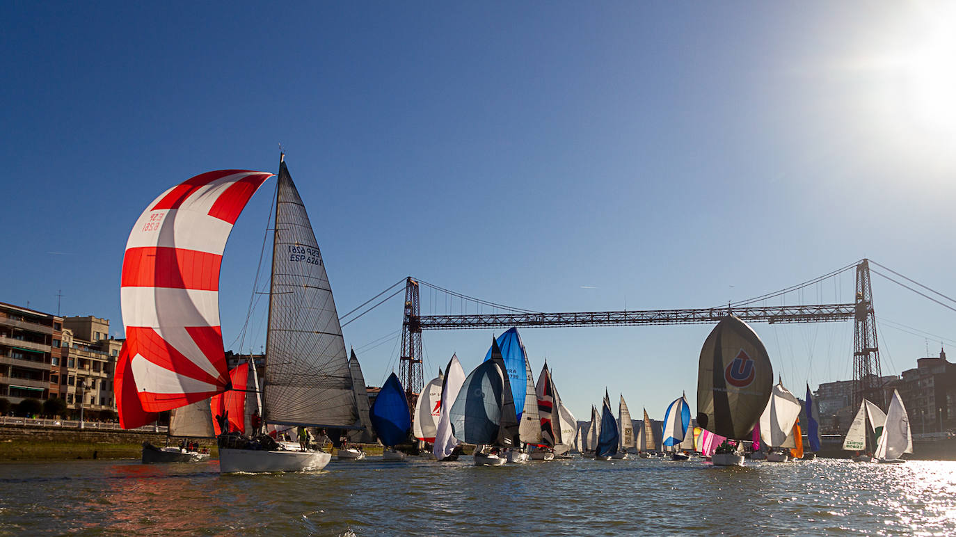 Fotos: La magia de la Regata del Gallo vuelve al Puente Colgante