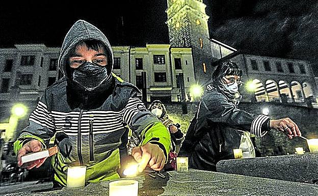 La 'Noche de las velas' ilumina una mágica noche en el Casco Medieval. 