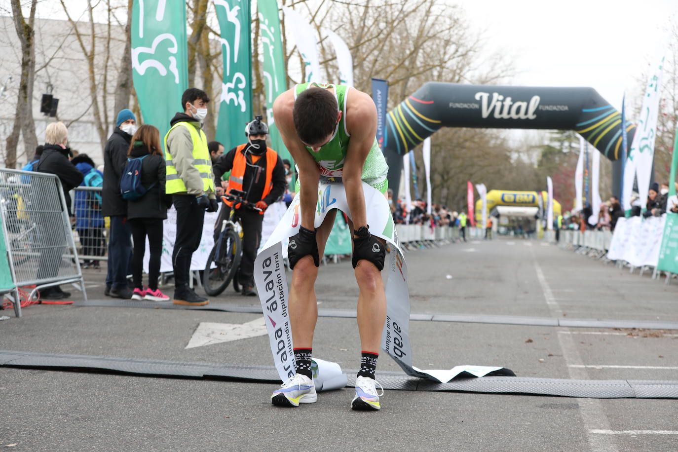 Fotos: Más de 2.500 atletas disputan la Media Maratón de Vitoria