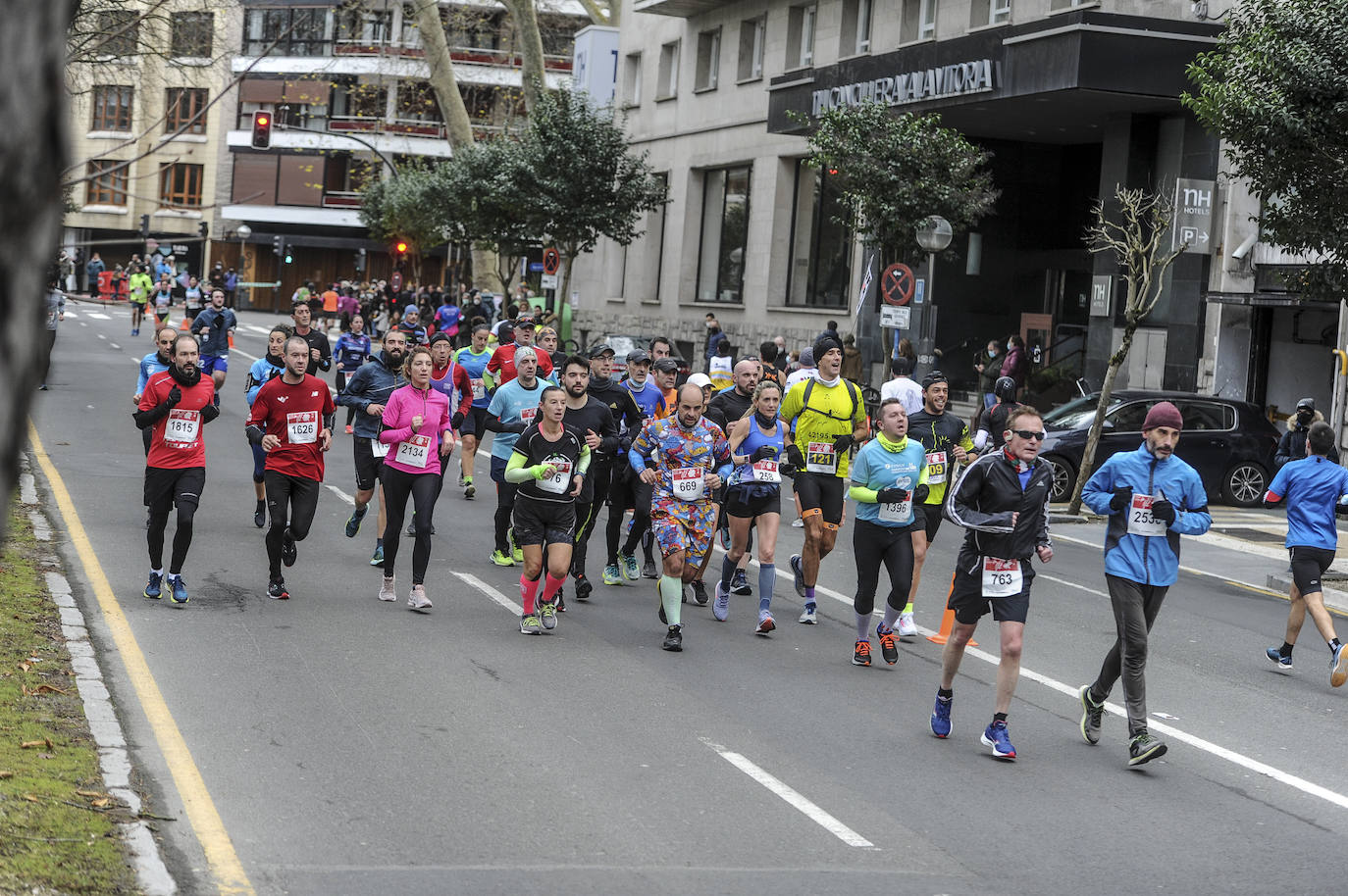 Fotos: Más de 2.500 atletas disputan la Media Maratón de Vitoria