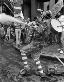 Imagen secundaria 2 - El Hombre de Hierro en plena campaña electoral, los 'niños alemanes' actuando en El Arenal y el payaso-bombero en su defensa de la Biblioteca de Bidebarrieta, donde se presentará el libro.