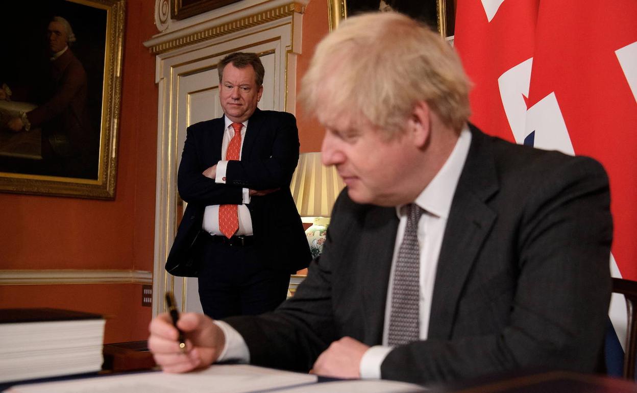 Lord Frost junto al primer ministro británico, Boris Johnson, durante la firma del acuerdo del brexit