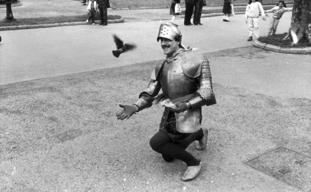 Imagen principal - El Hombre de Hierro en plena campaña electoral, los 'niños alemanes' actuando en El Arenal y el payaso-bombero en su defensa de la Biblioteca de Bidebarrieta, donde se presentará el libro.