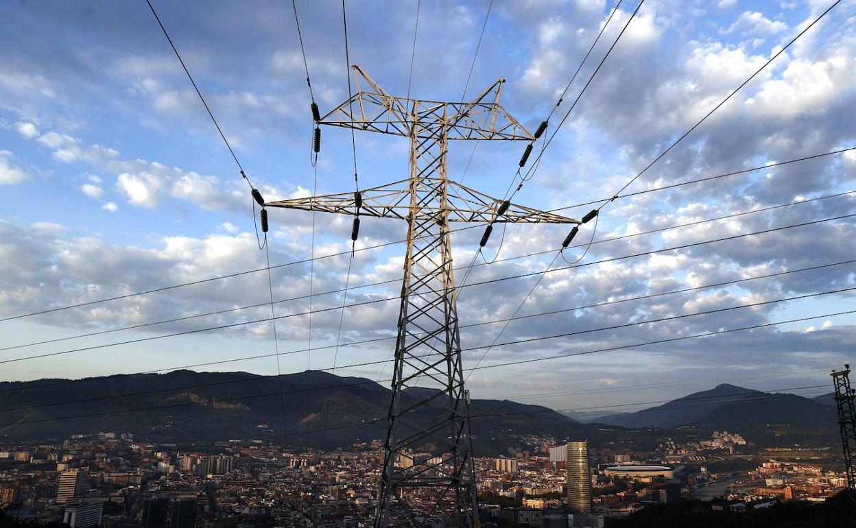 Una torre de transporte de energía. 